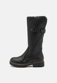 Bottes noires en cuir, montantes jusqu'au genou, avec une finition texturée, un détail de boucle sur le côté, et une semelle épaisse en caoutchouc pour une bonne adhérence. Doublure en fourrure douce en haut.