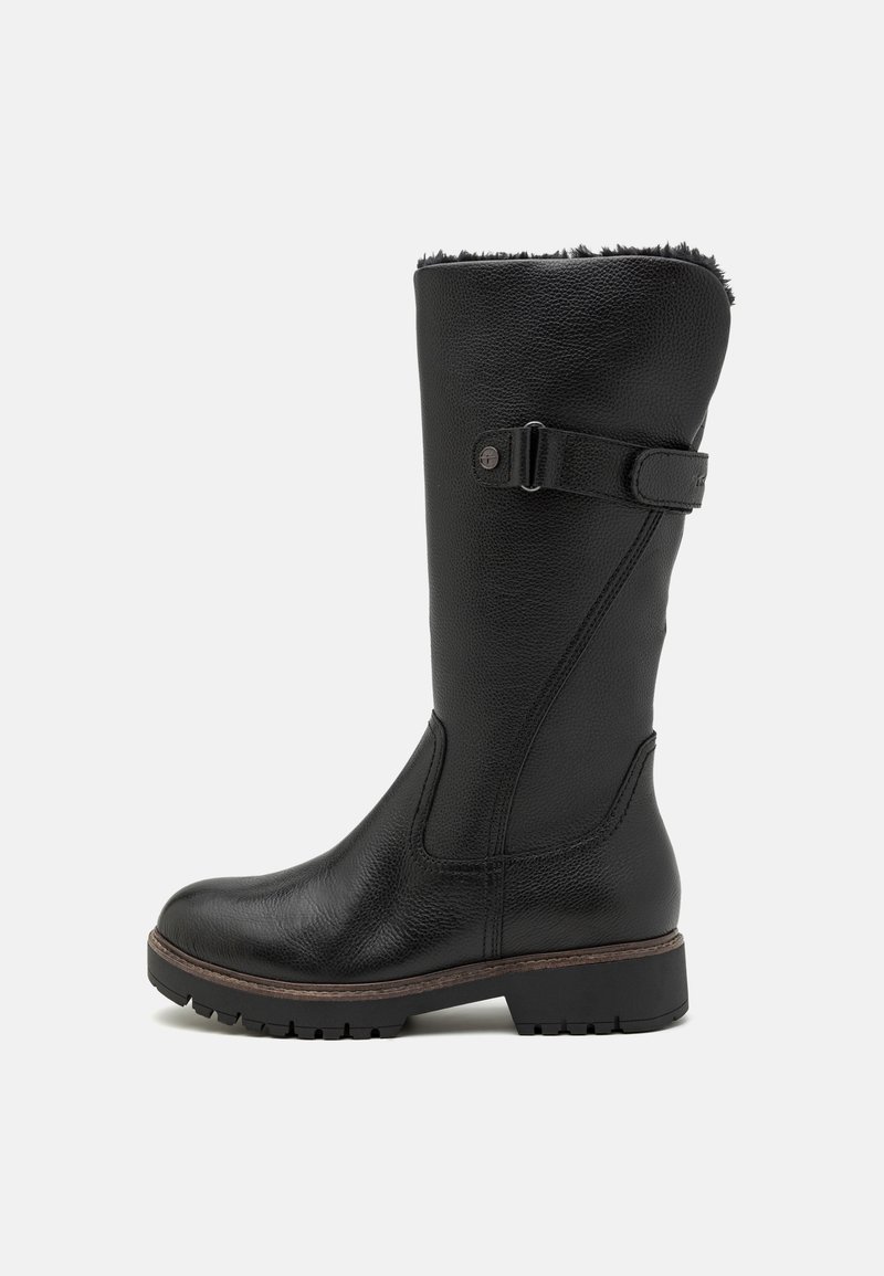 Bottes noires en cuir, montantes jusqu'au genou, avec une finition texturée, un détail de boucle sur le côté, et une semelle épaisse en caoutchouc pour une bonne adhérence. Doublure en fourrure douce en haut.