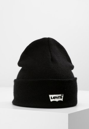 Berretto nero a maglia con risvolto. Presenta un logo Levi's bianco ricamato sul davanti. Texture liscia, forma conica nella parte superiore.