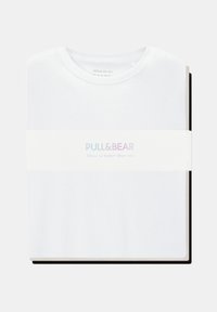Hvid bomulds t-shirt med rund hals og almindelig pasform, der har et farverigt logo-print med teksten "PULL&BEAR" og teksten "Tre er bedre end én."
