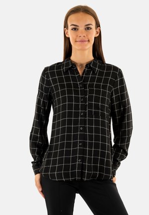 Camicia nera con bottoni, motivo a griglia bianca, maniche lunghe, taschino sul petto e texture morbida, con taglio dritto e colletto.