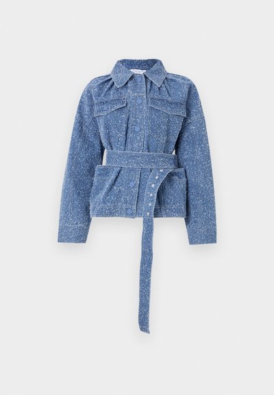 Jachetă din denim albastru cu un finisaj texturat, închidere cu nasturi în față, două buzunare pe piept, talie cu curea și design de guler clasic.