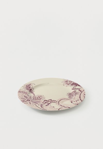Assiette ronde en céramique beige avec des motifs floraux et feuillus bordeaux le long du bord, sur fond blanc.