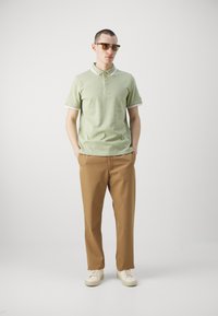 Michael Kors GREENWICH - Polokošeľa - light sage heater