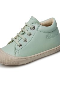 Scarpa in pelle verde menta con punta arrotondata, due occhielli e lacci crema. Nota per il toe cap in gomma testurizzata e le cuciture a vista.