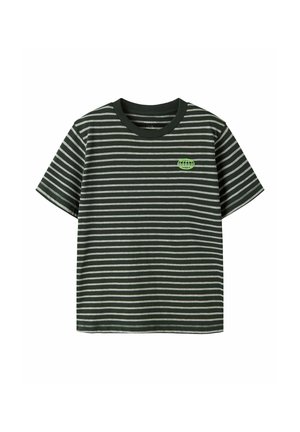 Groen en grijs gestreept T-shirt met korte mouwen, een ronde hals en een klein groen wereldbol-logo op de borst. Zachte stof met een losse pasvorm.