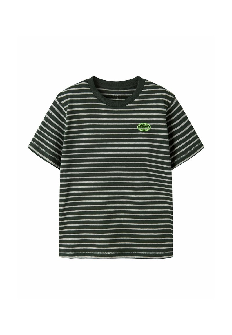 Groen en grijs gestreept T-shirt met korte mouwen, een ronde hals en een klein groen wereldbol-logo op de borst. Zachte stof met een losse pasvorm.
