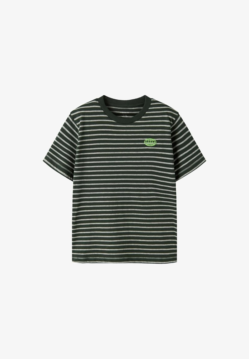 Zielono-szaro paskowana koszulka z krótkim rękawem, okrągłym dekoltem i małym zielonym logiem globu na piersi. Miękki materiał o luźnym kroju.