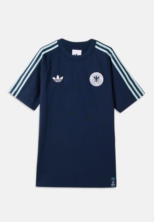 Camiseta azul marino de Adidas con tres rayas azul claro en las mangas, logotipo de Adidas en el pecho izquierdo y escudo de Deutscher Fussball-Bund en el pecho derecho.