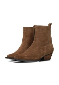 Botas de tobillo de ante marrón con punta afilada, cremallera lateral y tacón bajo apilado. Textura suave con costuras mínimas y sin herrajes visibles.