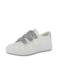 Deportivas blancas de piel, con tres cintas de velcro brillantes y detalles perforados en los laterales. Suela de goma, diseño de punta redonda.
