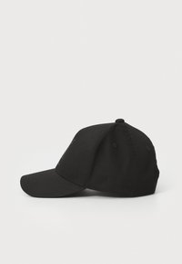 Casquette de baseball noire avec une visière courbée, en tissu, comportant six trous de ventilation brodés et un bouton sur le dessus.