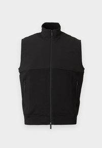 Μαύρο γιλέκο χωρίς μανίκια με ψηλό γιακά, φερμουάρ μπροστά, δύο τσέπες με φερμουάρ και συνδυασμό λείου και υφασμένου υφάσματος.