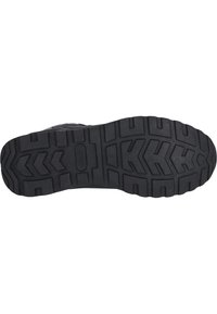 Suola di scarpa in gomma nera con profondi motivi di battistrada e scanalature. Superficie strutturata per una migliore aderenza, caratterizzata da un design robusto e durevole.