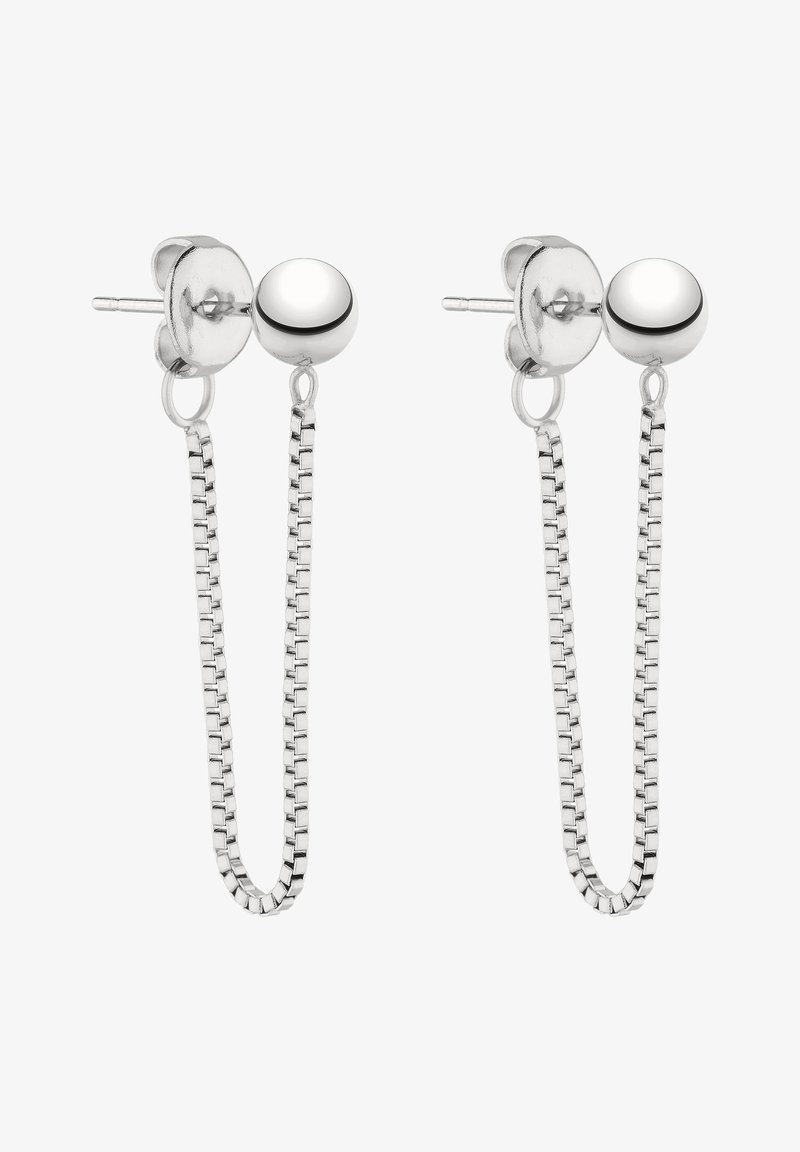 Boucles d'oreilles en chaîne argentée avec un clou rond et un détail de chaîne pendante. Présente une surface lisse et polie avec un motif de mailles rectangulaires allongées.