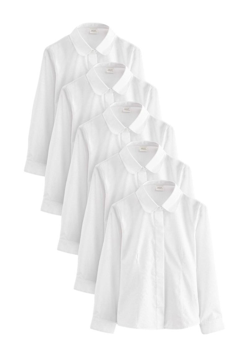 Chemises blanches à col avec manches longues empilées en cinq couches, présentant des boutons sur le devant et une couture soignée, fabriquées dans un tissu lisse.