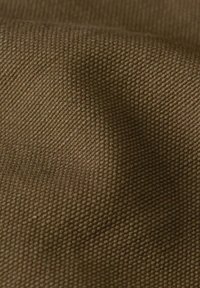 Tessuto marrone con una trama tessuta, che presenta una leggera lucentezza. Il materiale appare robusto e ben intrecciato.