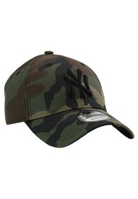 Camouflage-Baseballcap mit gesticktem New Yorker Logo in Schwarz, aus Stoff mit verstellbarem Riemen, präsentiert verschiedene Grüntöne und Brauntöne.