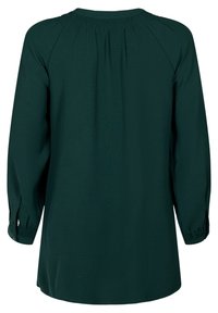 Blusa verde scuro con maniche lunghe a sbuffo, polsini elasticizzati e vestibilità rilassata. Texture liscia e scollatura tonda con dettagli di plissettatura.