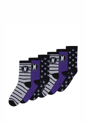 Seis pares de calcetines en varios diseños: negros con un patrón blanco, de rayas grises, morados sólidos y con estampados combinados. Material de mezcla de algodón.