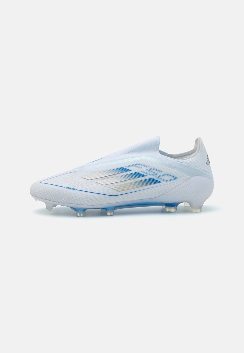 Ciorbă de fotbal albă cu o textură netedă, având accente albastre și argintii, și un design aerodinamic. Studuri transparente la talpă.