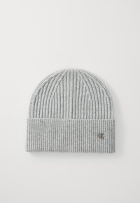 Bonnet en tricot gris avec un motif de côtes verticales et un revers replié. Présente un petit accent logo en argent sur le revers. Texture douce.
