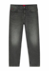 Grijze denim jeans met een rechte pijp, voorzien van een rode merklabel, vijf zakken en subtiele vervaging. Metalen knoopsluiting bij de taille.