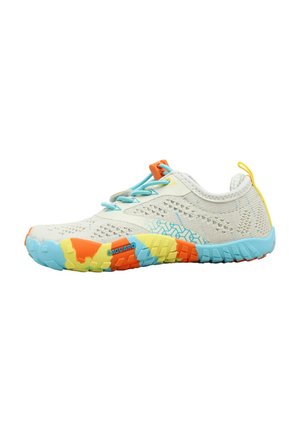 Zapatilla transpirable de color gris claro con cordones azules, suela multicolor azul, amarilla y naranja, cierre de cordón naranja y lengüeta amarilla en el talón.