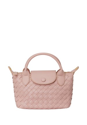 Vævet læderhandbag i blød pink med flad top, en dekorativ flap og dobbelte håndtag; har lynlåslukning og guldfarvede hardware-detaljer.
