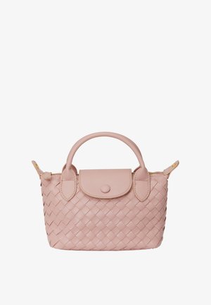 Vævet læderhandbag i blød pink med flad top, en dekorativ flap og dobbelte håndtag; har lynlåslukning og guldfarvede hardware-detaljer.