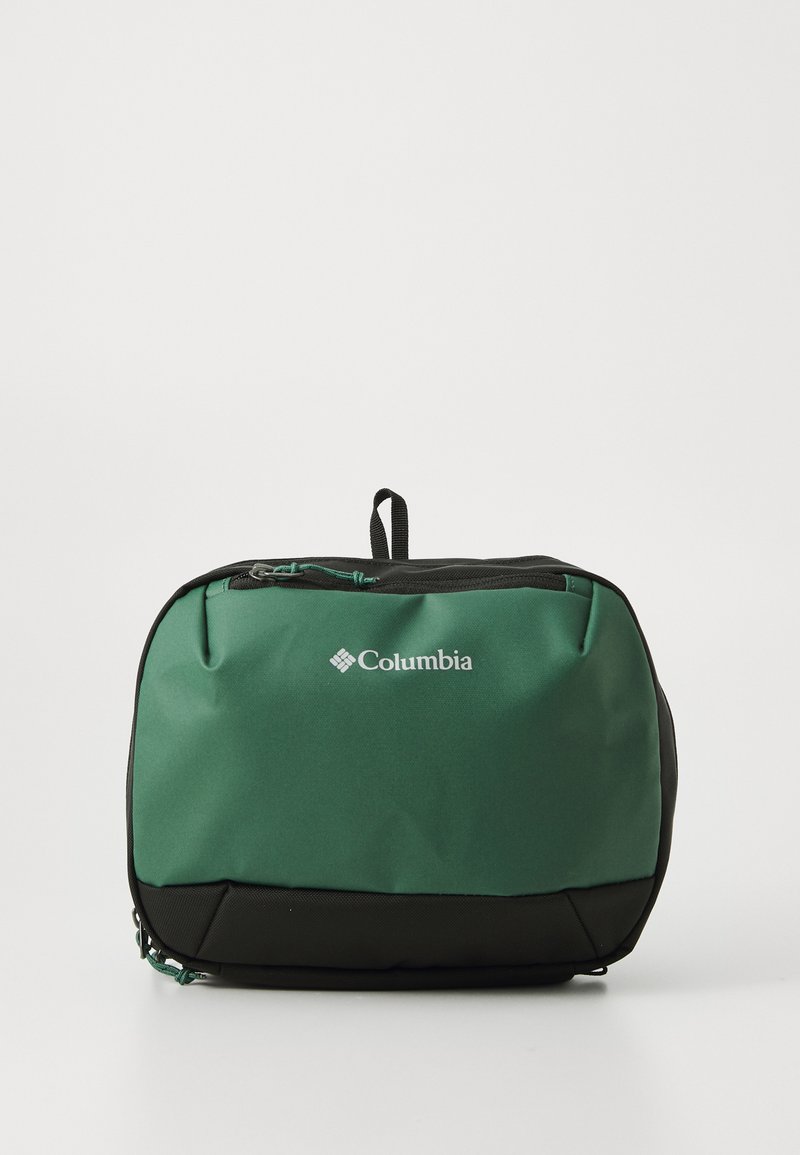 Bolso de tela en verde y negro de Columbia con forma rectangular, presenta un cierre superior con cremallera y un asa pequeña. Logotipo visible en la parte frontal.