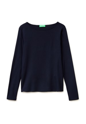 Marineblaues Langarmshirt mit Rundhalsausschnitt, geradem Saum und einem grünen Label am Halsausschnitt.