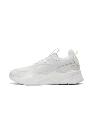 Vue latérale d'une basket de sport blanche moderne avec une tige en mesh et synthétique et une semelle épaisse rembourrée.