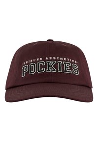 Dunkelburgunder Baseballmütze mit gebogenem Schild, versehen mit weißem und schwarzem gesticktem Text "LEISURE AESTHETICS. POCKIES" auf der Vorderseite.
