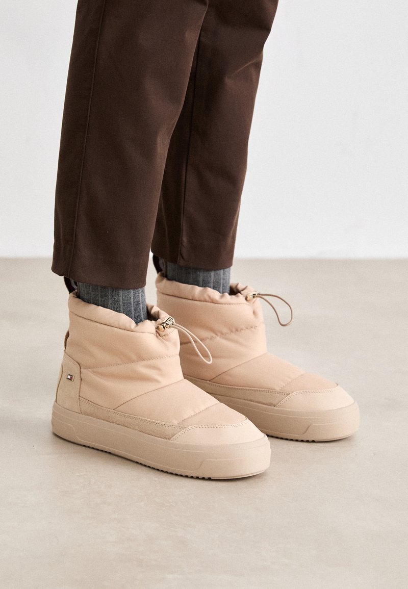 Tommy Hilfiger Enkellaarsjes met plateauzool beige