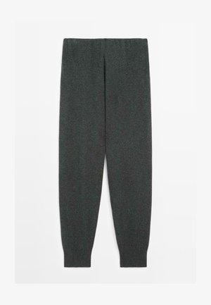 Donkergrijze gebreide tapered broeken met elastische tailleband en geribbelde boorden, plat gelegd op een witte achtergrond.