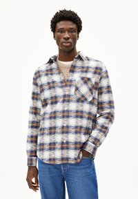Geruite shirt in wit, blauw en bruin. Voorzien van een knopsluiting kraag, lange mouwen en een borstzak. Gemaakt van een zachte, gestructureerde stof.