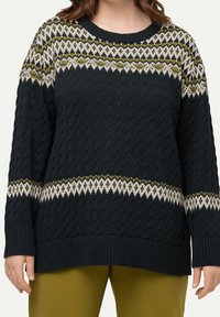 Stickad tröja i marinblått med ett strukturerat mönster, med en fair isle-design i olivgrönt, krämigt och gult över bröstet. Ribbad ärm.