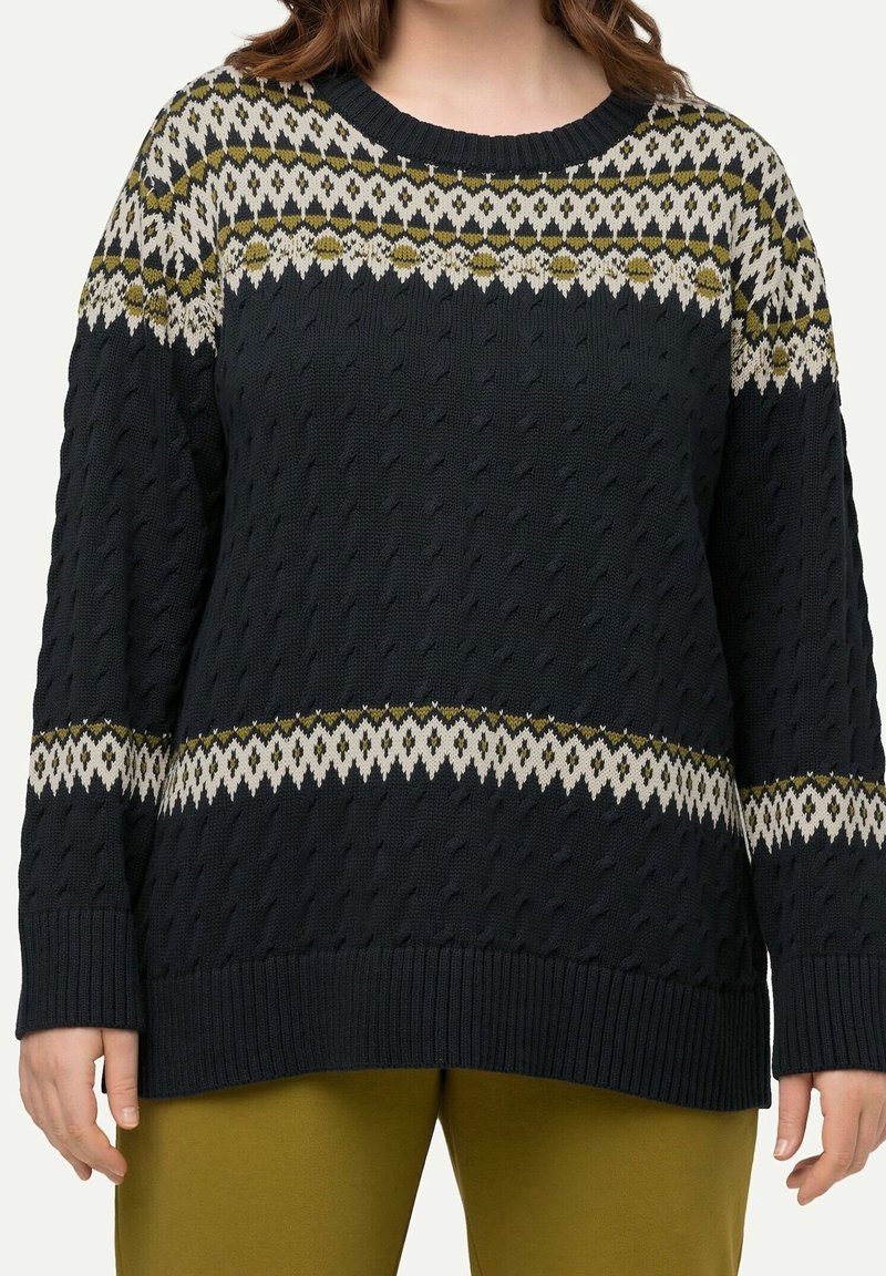 Stickad tröja i marinblått med ett strukturerat mönster, med en fair isle-design i olivgrönt, krämigt och gult över bröstet. Ribbad ärm.