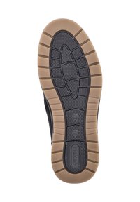 Zwarte rubberen zool met getextureerde grippatronen en een tan rand. Bevat de merknaam "Rieker" en maatindicaties die in de zool zijn ingebed.