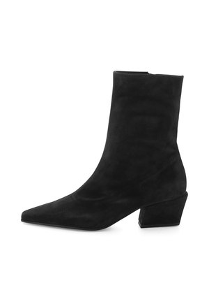 Schwarzer Wildleder-Stiefelette mit spitzer Spitze und Blockabsatz, wadenhoch, glatte Textur und ohne sichtbare Verschlüsse.