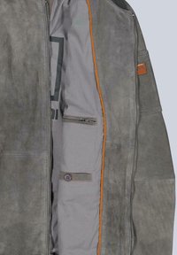 Grau Wildlederjacke mit orangefarbenen Innenakzenten, einem Reißverschluss und zwei Innentaschen. Strukturierte Oberfläche mit einem eleganten Design.