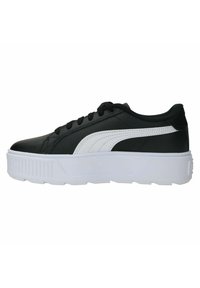 Sneaker sintetico nero con un logo bianco prominente, suola piatta bianca, punta arrotondata e design con lacci. Materiale testurizzato sulla tomaia.