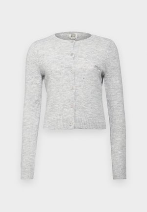 Cardigan grigio lavorato a maglia con maniche lunghe, scollo rotondo e sei bottoni sulla parte anteriore. Presenta polsini e orlo a coste, dettaglio del logo discreto.