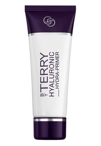 Witte plastic buis met een paarse dop, gelabeld "BY TERRY HYALURONIC HYDRA-PRIMER." Soepele textuur, slank ontwerp en minimalistische branding.