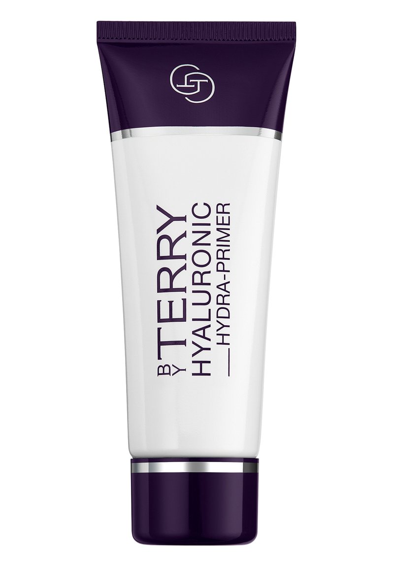 Witte plastic buis met een paarse dop, gelabeld "BY TERRY HYALURONIC HYDRA-PRIMER." Soepele textuur, slank ontwerp en minimalistische branding.