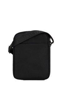 Borsa a tracolla nera in nylon con una texture liscia, forma rettangolare, tracolla regolabile e chiusura con zip. Presenta una tasca frontale.