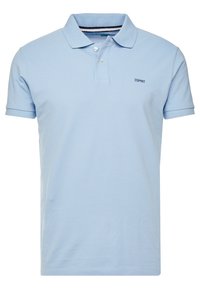 Polo bleu clair en coton, avec un col classique, deux boutons et un petit logo sur la poitrine gauche. Manches courtes.