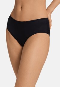 Slip neri a vita alta con una texture liscia, bordo ondulato lungo l'elastico e design a copertura minima per il massimo comfort.