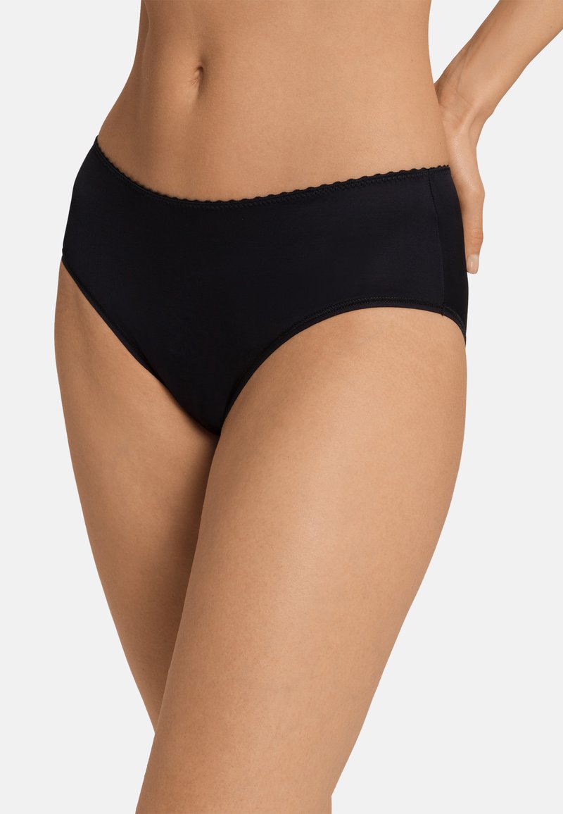 Slip neri a vita alta con una texture liscia, bordo ondulato lungo l'elastico e design a copertura minima per il massimo comfort.